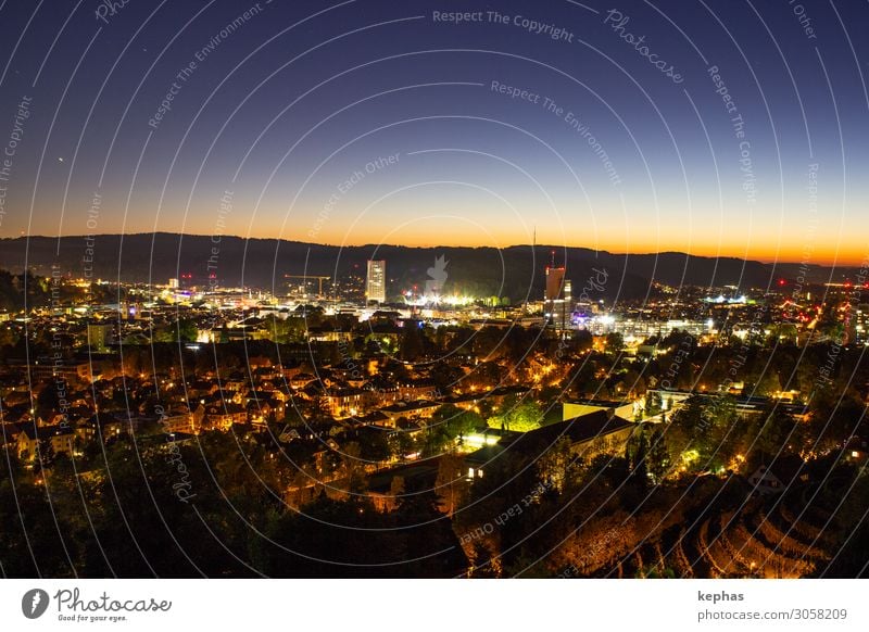 Lichter der Kleinstadt 2.0 Wolkenloser Himmel Sonnenaufgang Sonnenuntergang Winterthur Schweiz Europa Stadt Skyline Menschenleer ästhetisch modern blau orange