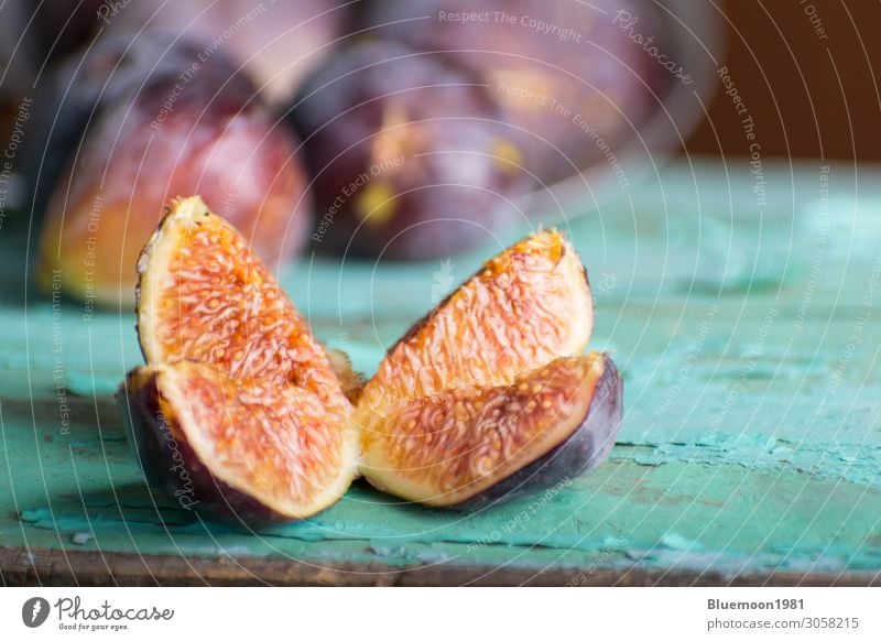 Geschnittene reife violette Feige auf türkisfarbenem Holztisch Frucht Dessert Ernährung Diät Sommer Tisch Menschengruppe Natur dunkel frisch gut natürlich Farbe