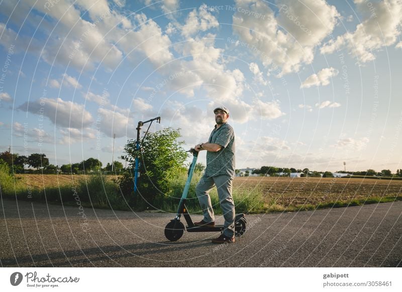 Mann mit E-Roller auf dem Land Lifestyle kaufen Leben Freizeit & Hobby Ferien & Urlaub & Reisen Ausflug Freiheit Sightseeing Städtereise Mensch maskulin