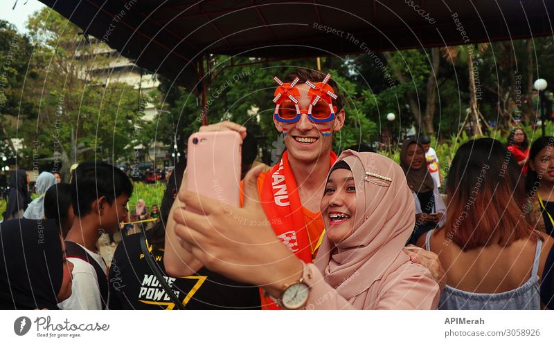 Hijabi fotografiert mit Fremden Lifestyle Glück schön Ferien & Urlaub & Reisen Tourismus Telefon PDA Fotokamera Technik & Technologie Internet Mensch Frau