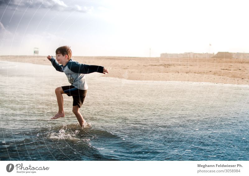 Sie machten ihn zum König aller wilden Dinge. Freude Abenteuer Freiheit Sommer Sommerurlaub Sonne Strand Meer Wellen Kind Junge 1 Mensch 3-8 Jahre Kindheit