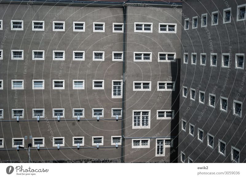 Böse Bauten Gebäude Justizvollzugsanstalt Gefängniszelle Mauer Wand Fassade Fenster Sehenswürdigkeit Denkmal bedrohlich grau Entsetzen Platzangst Verzweiflung