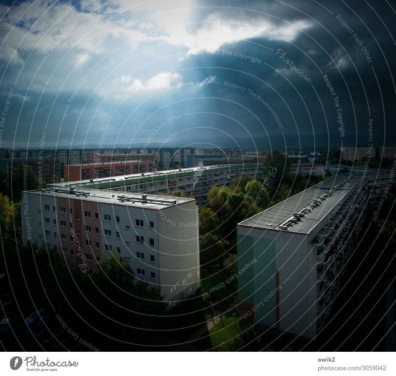 Fraktion Himmel Wolken Horizont Sonne Schönes Wetter Bautzen Deutschland Kleinstadt Stadtrand bevölkert Haus Hochhaus Gebäude Plattenbau Balkon Fenster Dach