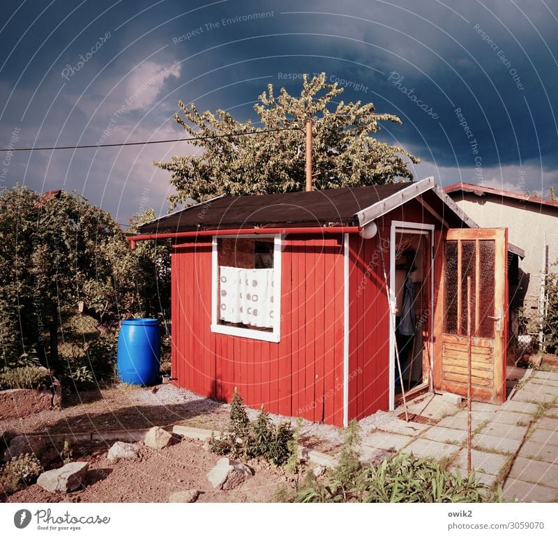 Rostlaube Erde Gewitterwolken Wetter Baum Sträucher Garten Hütte Fenster Tür Gartenhaus Wasserfass Bodenplatten Beet Schrebergarten Stein Holz Kunststoff