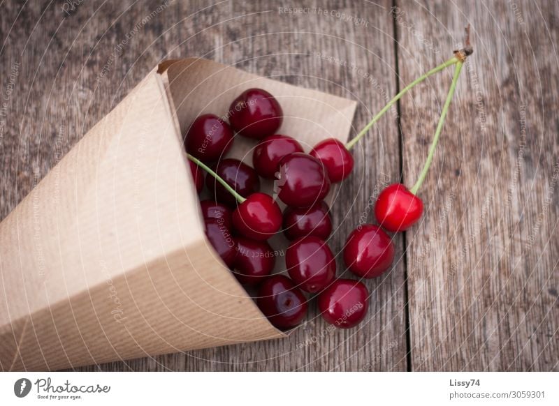 Gut Kirschen essen Frucht Ernährung frisch Gesundheit süß rot Farbfoto Außenaufnahme Nahaufnahme Menschenleer Textfreiraum rechts Tag Vogelperspektive