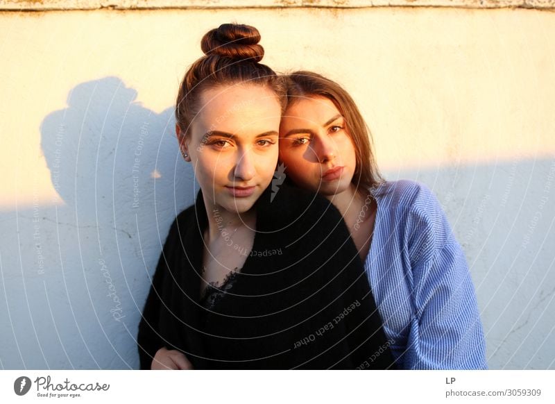 Duo bei Sonnenaufgang Lifestyle elegant Stil schön Haare & Frisuren harmonisch Zufriedenheit Sinnesorgane ruhig Mensch feminin Junge Frau Jugendliche Erwachsene