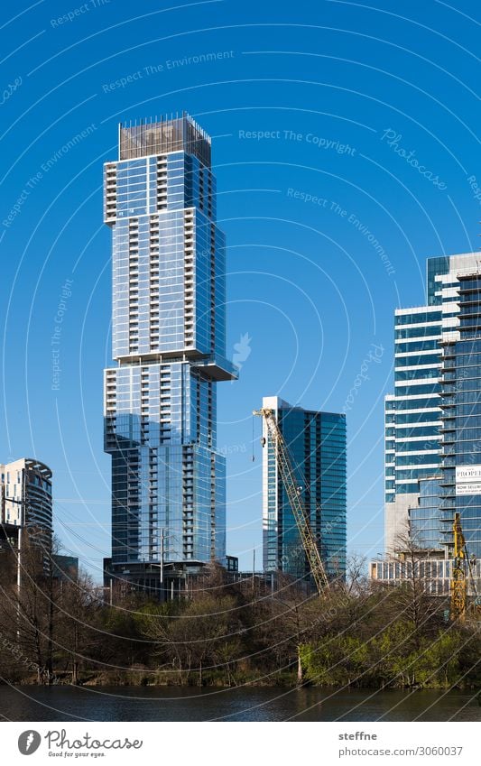 verschachtelt Stadt Stadtzentrum Skyline Hochhaus Austin Texas Moderne Architektur USA Bürogebäude Schönes Wetter Flussufer bauen Farbfoto Außenaufnahme