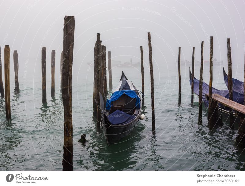 Eine Gondelbahn in einem nebligen Venedig. Städtereise Stillleben ruhig Gondellift Stimmung Atmosphäre wandern Nebel Farbfoto Außenaufnahme Tag