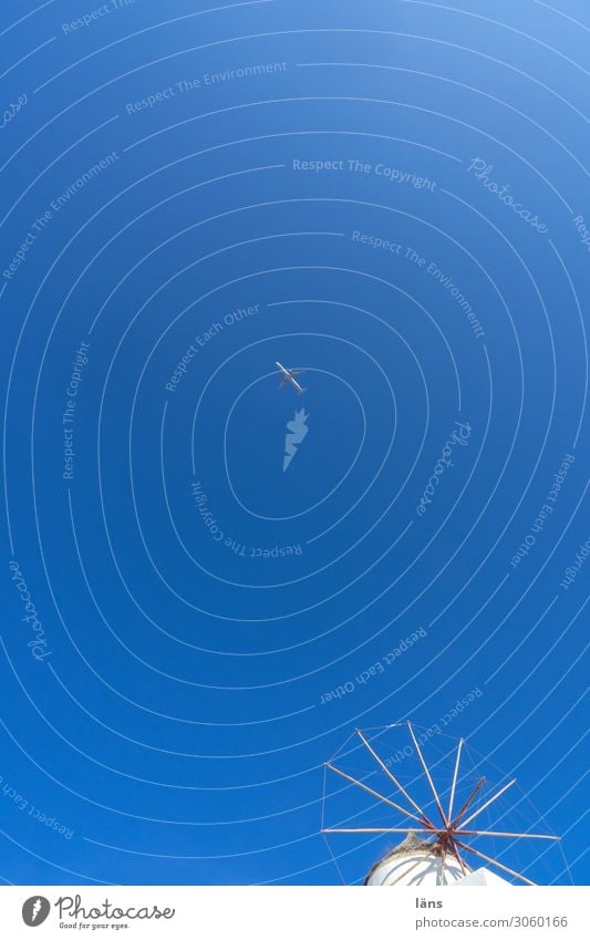 Flugzeug über Windmühle Ferien & Urlaub & Reisen Tourismus Ausflug Ferne Freiheit Städtereise Sonne Luftverkehr Himmel Wolkenloser Himmel Schönes Wetter Insel
