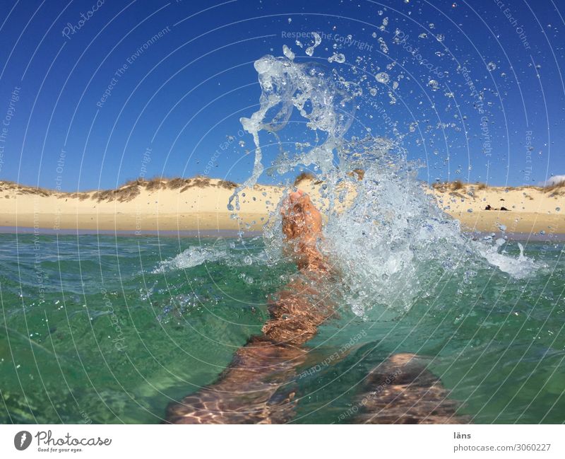 Badespass Schwimmen & Baden Ferien & Urlaub & Reisen Tourismus Ferne Freiheit Sonne Strand Meer Insel Mensch maskulin Mann Erwachsene Leben 1 Küste Mittelmeer