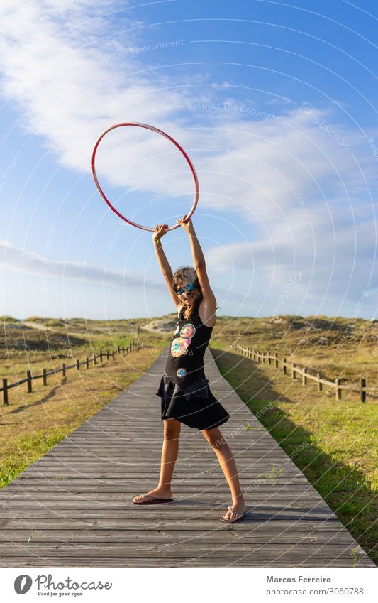 Mädchen mit Reifen am Strand Lifestyle schön Freiheit Sonne Mensch feminin Kind Junge Frau Jugendliche Erwachsene 1 0-12 Monate Baby Umwelt Natur Himmel