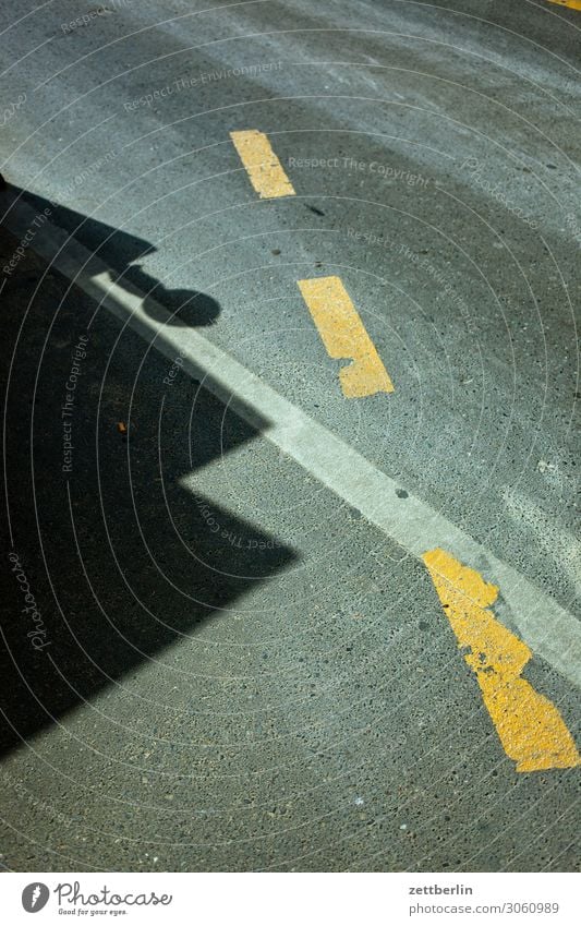 Fahrbahnmarkierung Straße Asphalt Baustelle Umleitung Spuren Schilder & Markierungen Licht Schatten Menschenleer Textfreiraum abstrakt Stadt Stadtleben Farbe