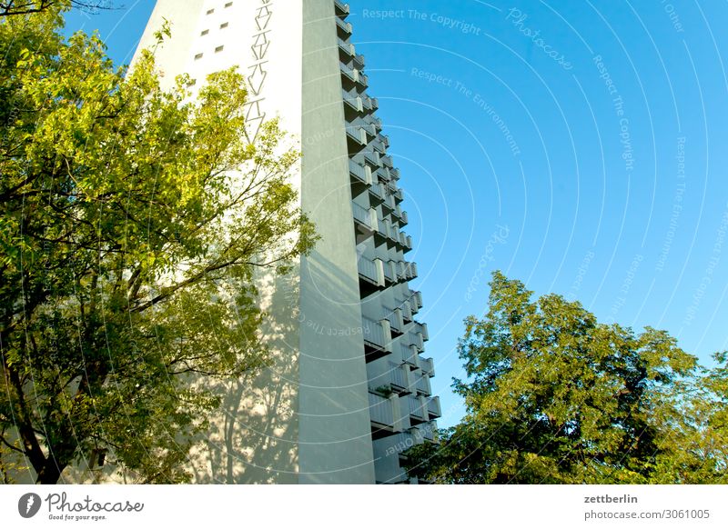 Wohnhochhaus Stadtleben Berlin Deutschland Hauptstadt Menschenleer Berufsverkehr Textfreiraum Haus Hochhaus Balkon Wohnhaus Mehrfamilienhaus Himmel