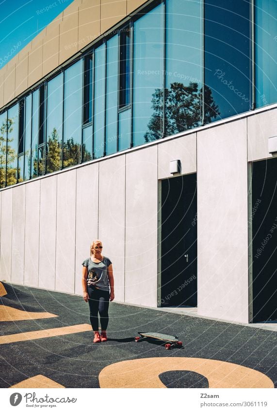 Girl is skating in the city Lifestyle Freizeit & Hobby Sommer Skateboarding Junge Frau Jugendliche 18-30 Jahre Erwachsene Stadt T-Shirt Jeanshose Sonnenbrille