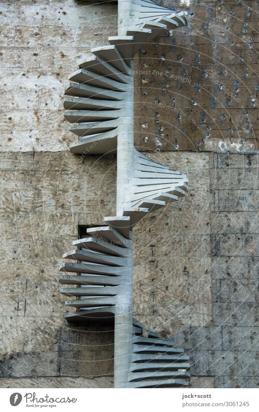 anschrauben durch Wendeltreppe Baustelle Gebäude Architektur Wand Brandmauer Beton Spirale authentisch lang viele Stufenordnung Fluchtweg grau-schwarz