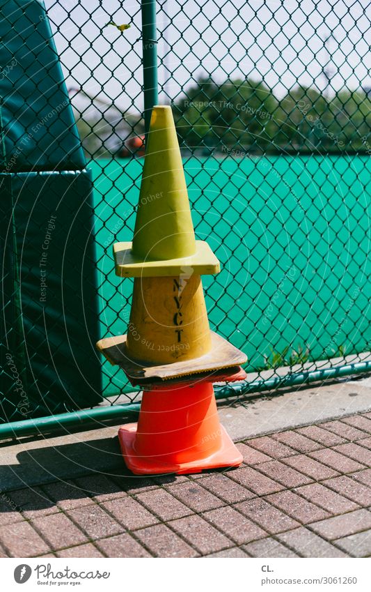 hütchenspiel Freizeit & Hobby Spielen Sportstätten Sportveranstaltung Wege & Pfade Verkehrsleitkegel Zaun Schriftzeichen Verkehrszeichen gelb orange Ordnung