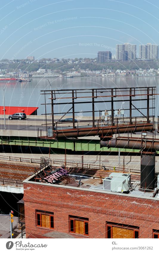 hudson Wolkenloser Himmel Schönes Wetter Fluss New York City Stadt Menschenleer Haus Hochhaus Mauer Wand Dach Verkehr Verkehrsmittel Verkehrswege Straßenverkehr