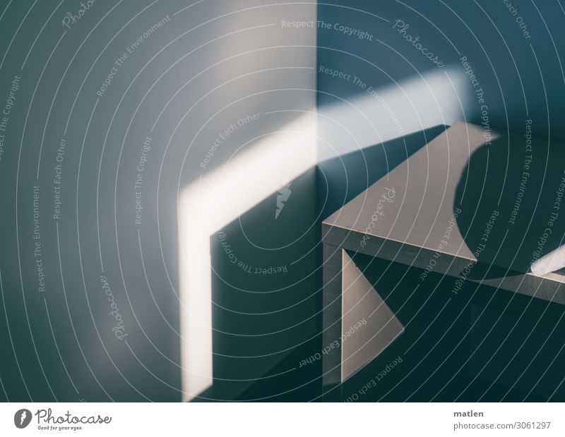 Licht und Schatten Menschenleer Mauer Wand eckig modern blau grau Nachttisch Hotel Gedeckte Farben Innenaufnahme abstrakt Muster Strukturen & Formen