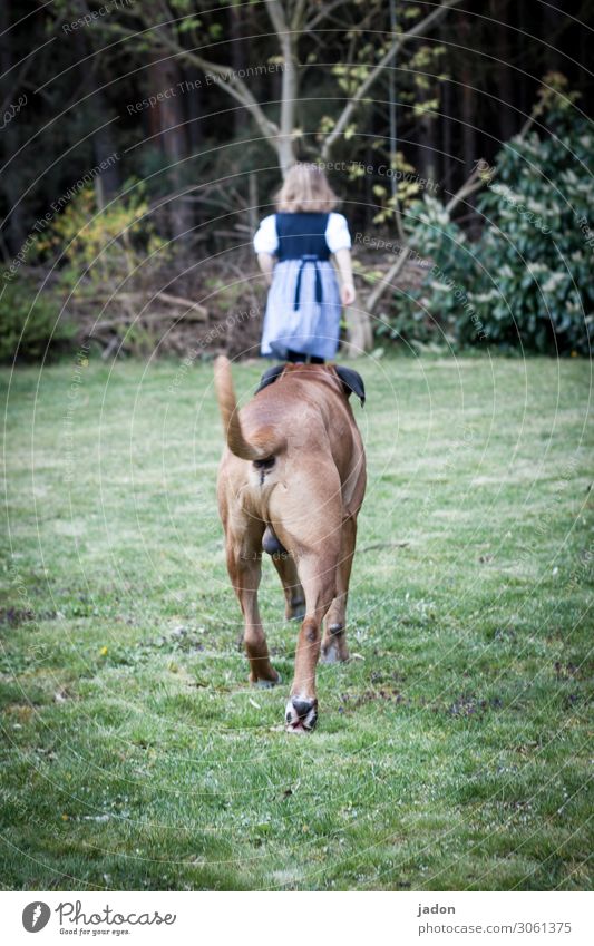 follower of fashion. Mensch feminin 1 3-8 Jahre Kind Kindheit Umwelt Baum Gras Garten Wiese Wald Tier Haustier Hund Jagd laufen rennen Wege & Pfade verfolgen