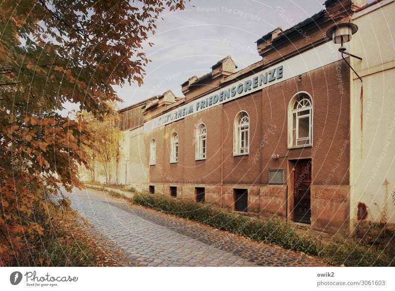 An der Friedensgrenze Kultur Himmel Wolken Baum Gras Sträucher Görlitz Deutschland Niederschlesien Grenzstadt Grenzgebiet Kleinstadt Haus Mauer Wand Fassade