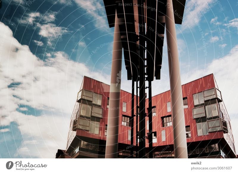 Schräg und teuer Himmel Wolken Bautzen Deutschland Kleinstadt Stadtzentrum bevölkert Haus Gebäude Fassade Fenster Schaufenster Beton Glas eckig fest gigantisch