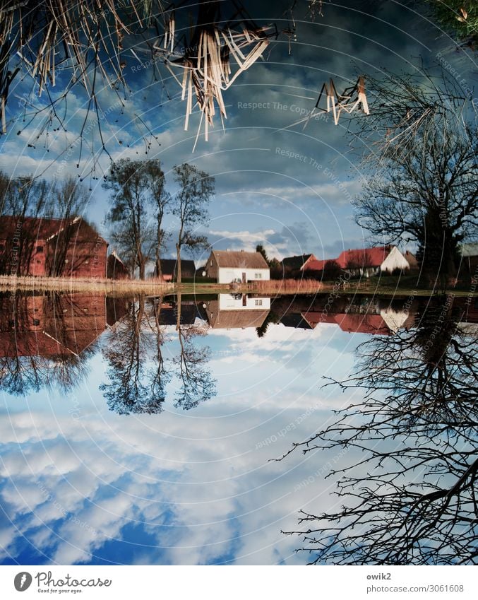 Land unter Himmel Wolken Horizont Baum Sträucher Seeufer Teich Dorfteich Landkreis Teltow-Fläming Deutschland Haus Fenster Tür Dach ruhig Dorfidylle verkehrt