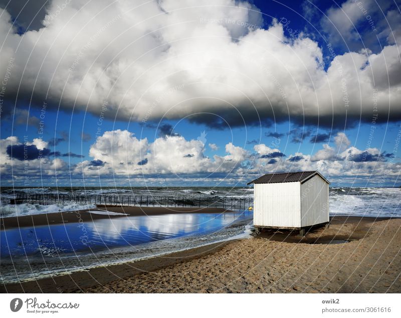 Strandhaus Weite Himmel Wolken Freiheit durchatmen Sehnsucht Fernweh Küste Ufer Ostsee Polen Kolberg Kolobrzeg Wasser Sand Horizont Hütte Kabine weiß blau