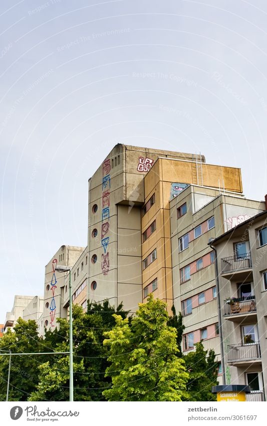 Kreuzberg, Skalitzer Straße Alltagsfotografie Architektur Berlin Großstadt Deutschland Froschperspektive Hauptstadt Haus Wohnhaus Wohnhochhaus Himmel