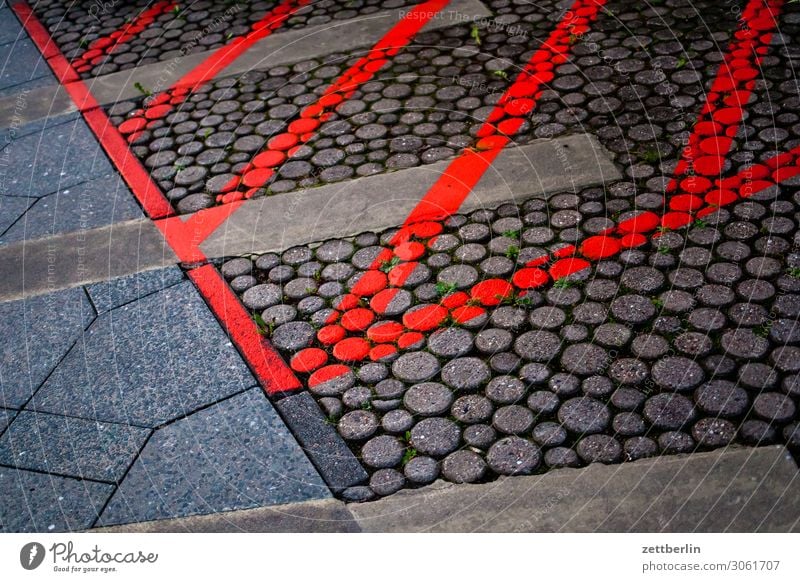 Markierte Fläche Bürgersteig Fußweg Schilder & Markierungen schraffur Streifen Strukturen & Formen Bodenplatten Farbe Verbote Information Platz Parkplatz