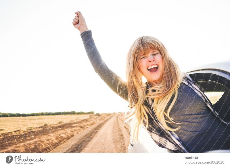 Junge Frau auf einem Roadtrip, die die Reise genießt. Lifestyle Stil Freude Glück Wellness Leben Wohlgefühl Ferien & Urlaub & Reisen Tourismus Ausflug Abenteuer