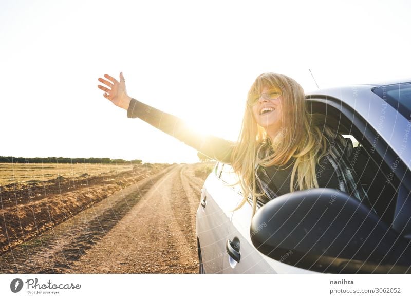 Junge Frau auf einem Roadtrip, die die Reise genießt. Lifestyle Stil Ferien & Urlaub & Reisen Tourismus Ausflug Abenteuer Ferne Sommer Mensch feminin Erwachsene