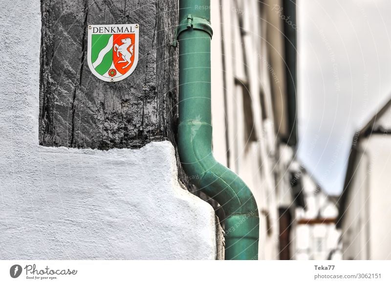 Denkmal Dorf Kleinstadt Stadt Menschenleer Haus Sehenswürdigkeit Wahrzeichen historisch schwarz weiß Geborgenheit denkmalschild Nordrhein-Westfalen Fachwerkhaus