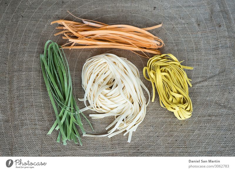 Bunte italienische Rohteigwaren auf Jutegewebe Teigwaren Backwaren Ernährung Essen Mittagessen Abendessen Bioprodukte Vegetarische Ernährung Diät