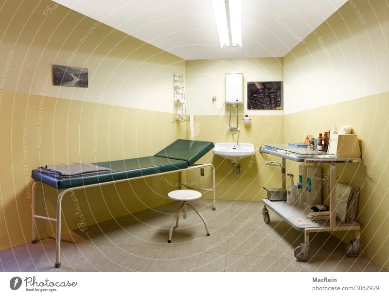 Behandlungszimmer von 1962 Medikament Gesundheitswesen Spiegel Gefühle Angst Entsetzen Unfall Verband Regal Handwagen Hocker Liegestuhl Menschenleer retro