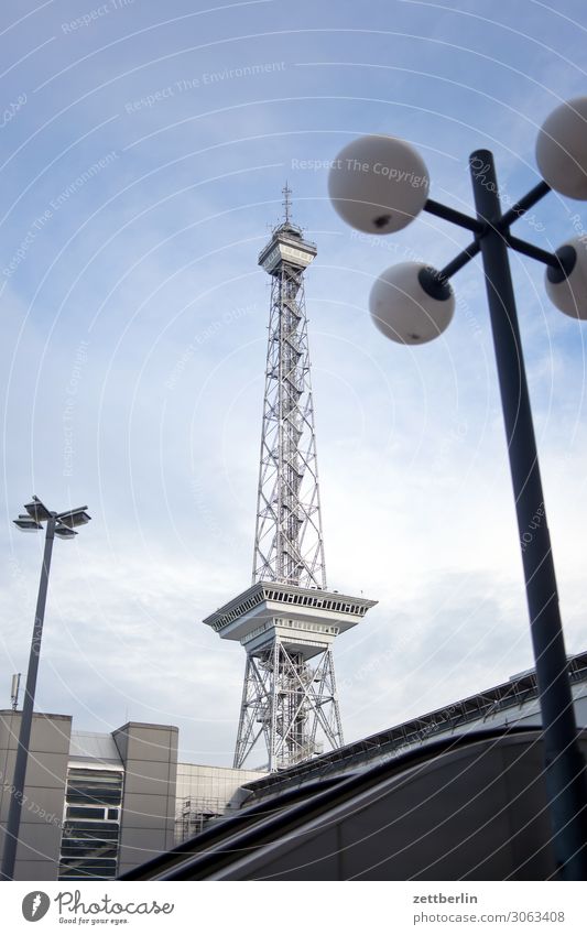 Funkturm Berlin Großstadt Hauptstadt Leben Menschenleer wilmersdorf Charlottenburg Sommer Stadt Straße Städtereise Szene Textfreiraum Stadtleben Turm