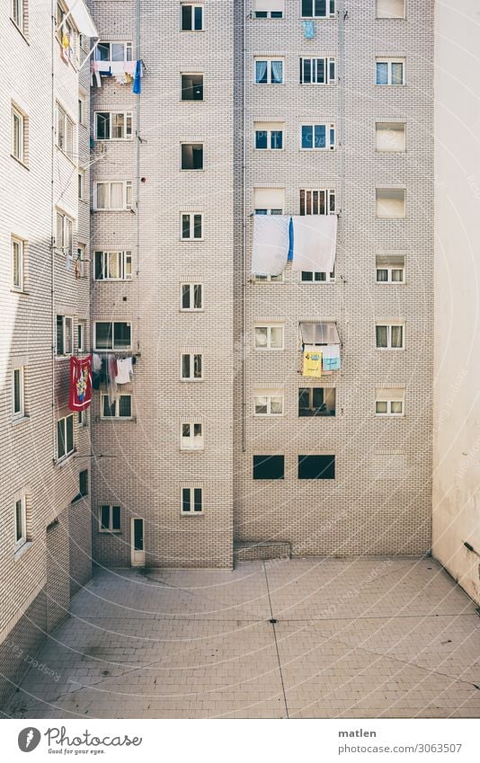 das Weisse Haus Stadt Menschenleer Hochhaus Mauer Wand Fassade Fenster Tür Hof hell blau gelb rot weiß Wäsche trocknen Farbfoto Außenaufnahme Muster