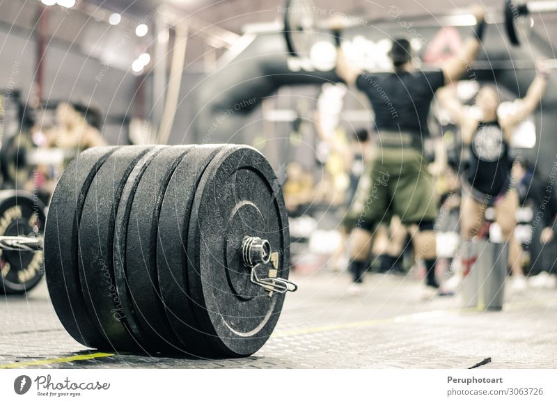 Nahaufnahme der schweren Langhantel auf dem Hallenboden Lifestyle Körper Erholung Club Disco Sport Frau Erwachsene Mann Eisenbahn Fitness sportlich muskulös