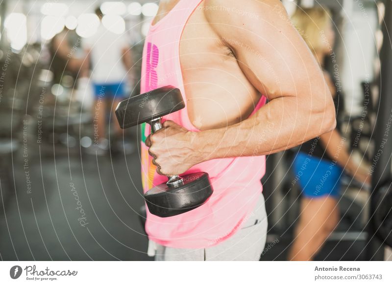 Anonymer Mann trainiert Bizeps in der Turnhalle Lifestyle Freizeit & Hobby Spiegel Sport Hammer Erwachsene Vollbart Fitness stehen sportlich Kraft Tatkraft