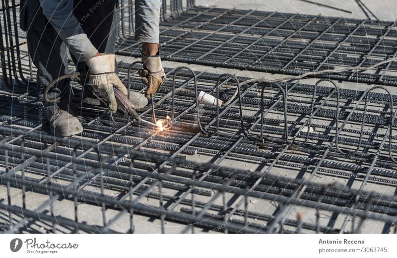 Mann, der im Außenbereich arbeitet Bild-Schweißstrukturen Arbeit & Erwerbstätigkeit Beruf Fabrik Industrie Erwachsene Handschuhe Metall stehen alt Kreativität