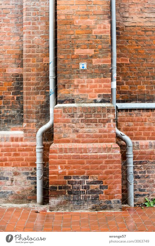 Zwei Regenwasserrohre an einer denkmalgeschützten Kirche aus rotem Backstein irgendwo in Norddeutschland Backsteinfassade Backsteinwand Nahaufnahme Fallrohr