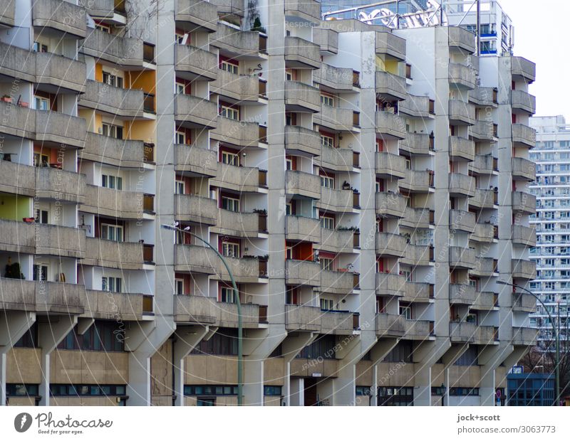 Aufbewahrungsbox DDR Umwelt Klima Stadtzentrum Architektur Stadthaus Wohnhochhaus Fassade Balkon Beton authentisch eckig groß hässlich trist grau Stimmung