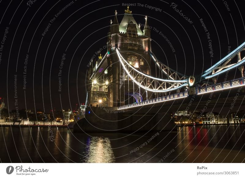 Tower Bridge bei Nacht. London Themse thames Brücke bridge Stadt Verkehr traffic Bauwerk Straße street England Metropole Fluss river Konstruktion