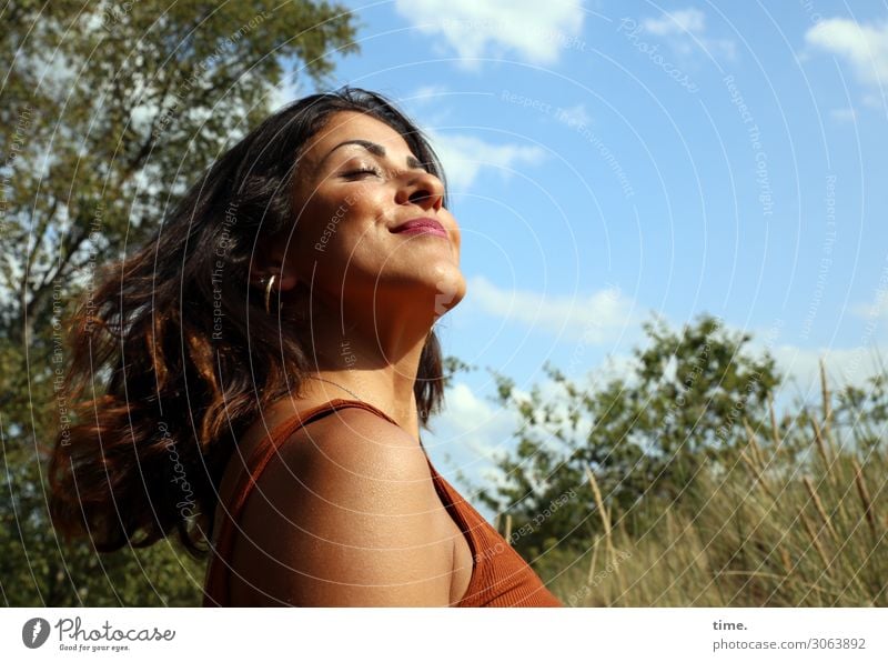 Estila feminin Frau Erwachsene 1 Mensch Umwelt Natur Landschaft Himmel Wolken Sommer Schönes Wetter Pflanze T-Shirt Ohrringe brünett langhaarig Bewegung drehen