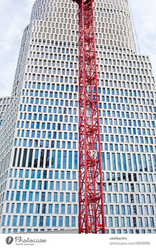 Kran vor Haus Berlin Großstadt Hauptstadt Leben Menschenleer Berlin-Mitte Charlottenburg Sommer Stadt Städtereise Szene Textfreiraum Stadtleben Fassade Fenster