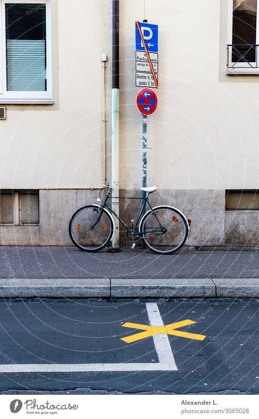 [no] parking Verkehrsmittel Fahrradfahren Straße Verkehrszeichen Verkehrsschild Schilder & Markierungen gebrauchen Denken Erholung stehen verkaufen Stadt viele