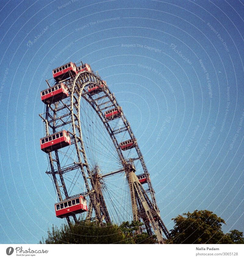 Rot Kreis Blau Quadrat Jahrmarkt Riesenrad Fahrgeschäfte Wien Österreich Europa Stadt Hauptstadt Menschenleer Sehenswürdigkeit Wahrzeichen Prater Metall fahren