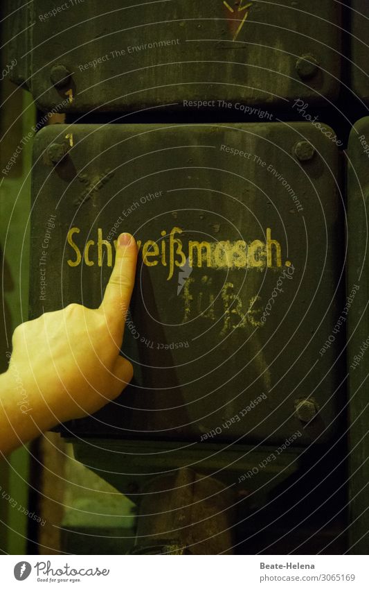 Sch(w)eißfüße Industrie Maschine Technik & Technologie Metall Zeichen Schriftzeichen Hinweisschild Warnschild wählen entdecken dreckig dunkel lustig Stimmung