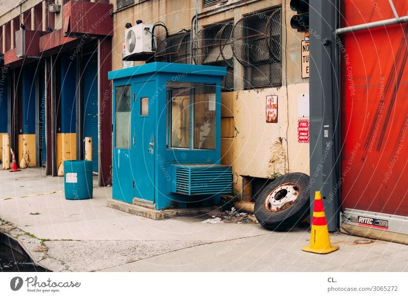 in harlem Wirtschaft Industrie USA Stadt Stadtrand Menschenleer Industrieanlage Fabrik Straße Wege & Pfade Verkehrsleitkegel Reifen alt authentisch dreckig