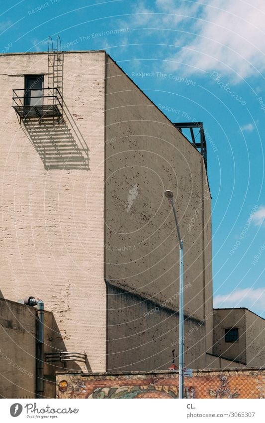 gravesend Himmel Schönes Wetter New York City Stadt Menschenleer Haus Gebäude Architektur Mauer Wand Straßenbeleuchtung eckig Treppe Röhren Farbfoto