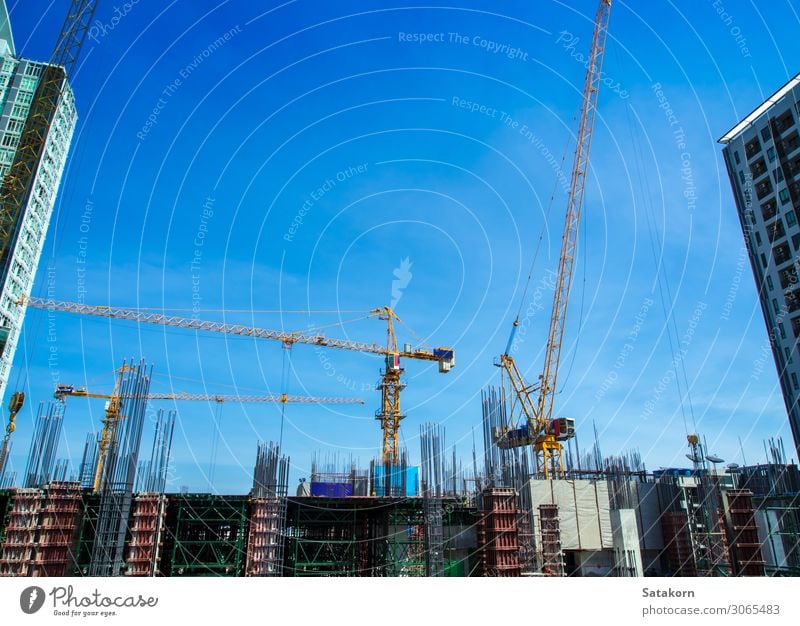 Das Gebäude im Bau auf der Baustelle Arbeit & Erwerbstätigkeit Industrie Business Baumaschine Himmel Thailand Stadt Beton Stahl blau Konstruktion Kranich Höhe